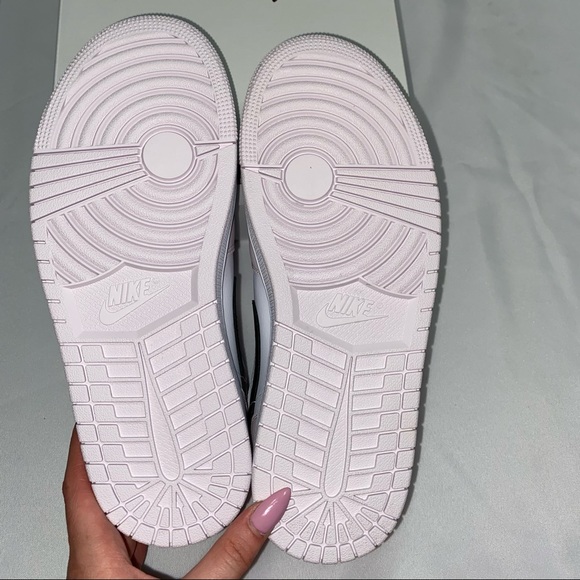 Nike Air Jordan 1 Mid Women’s Barely Rose 9.5W New - Picture 4 of 6